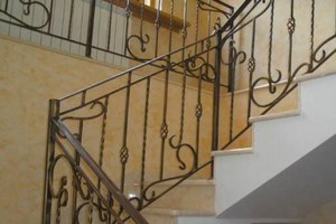Co je důležité vědět o výšce zábradlí pro schody a podesty Výška zábradlí schodiště