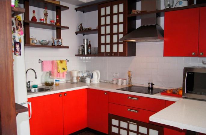 Sarkanā virtuve: izteiksmīgs un gaišs interjers