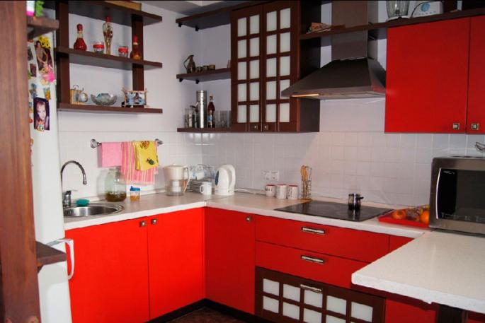 Kırmızı mutfak: etkileyici ve aydınlık iç mekan